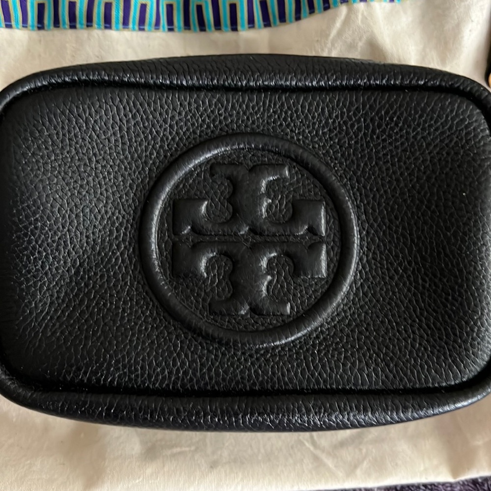 Women’s leather cross body or clutch. Mint condition